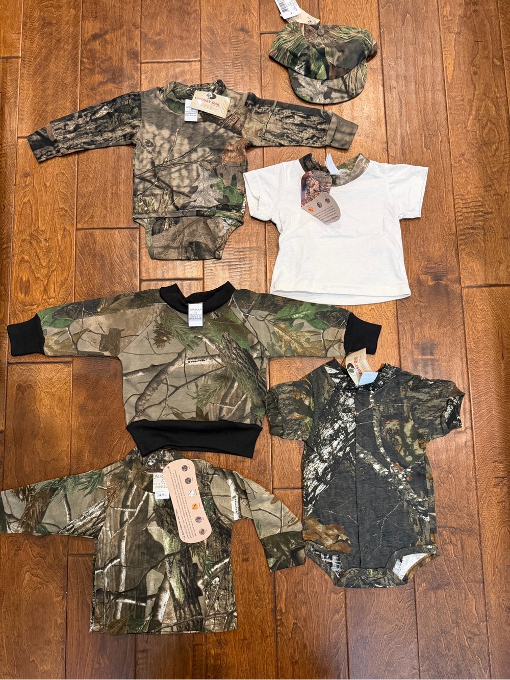 6 Piece Set Of REALTREE Mossy Oak Newborn 0-6 Months Camo Outfits NWT - Picture 2 of 12